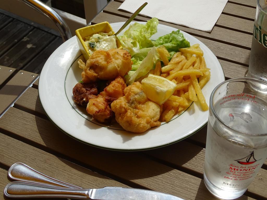 Hotel Restaurant Du Commerce La Gouesnière Buitenkant foto