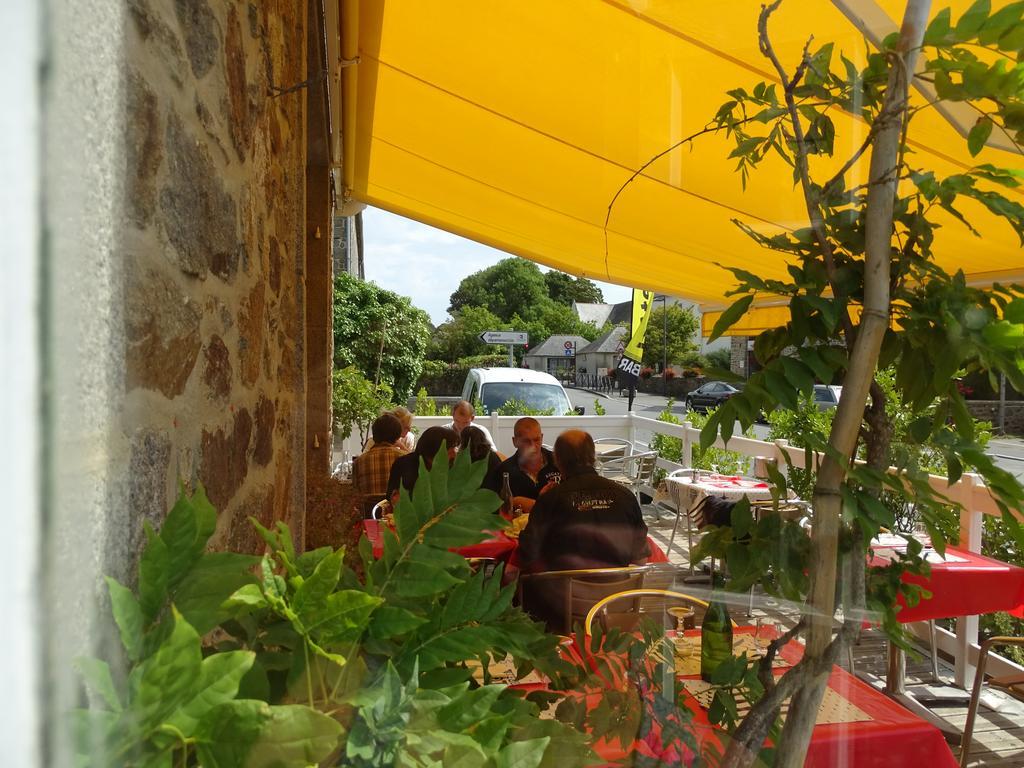Hotel Restaurant Du Commerce La Gouesnière Buitenkant foto