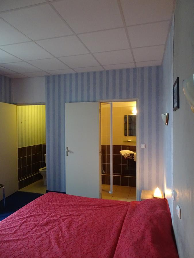 Hotel Restaurant Du Commerce La Gouesnière Buitenkant foto